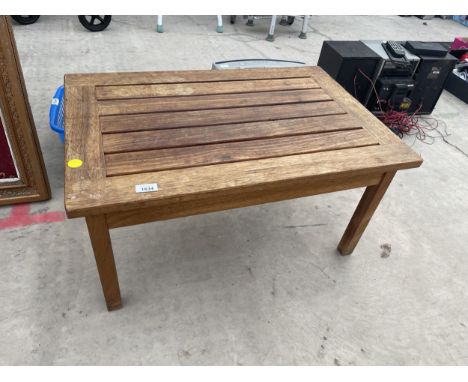 A TEAK WOODEN GARDEN COFFEE TABLE 