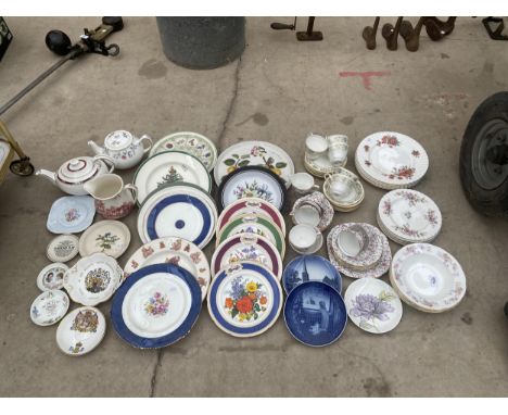 A LARGE QUANTITY OF CERAMIC WARE TO INCLUDE ROYAL ALBERT MOSS ROSE PLATES, ROYAL ALBERT CONTINENTAL ROSE PLATES AND VARIOUS T