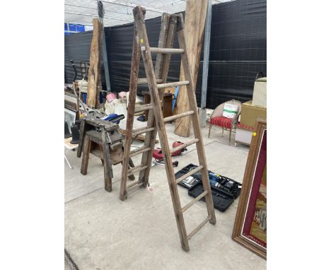 A VINTAGE THREE SECTION WOODEN EXTENDING LADDER (7 RUNGS PER SECTION) 