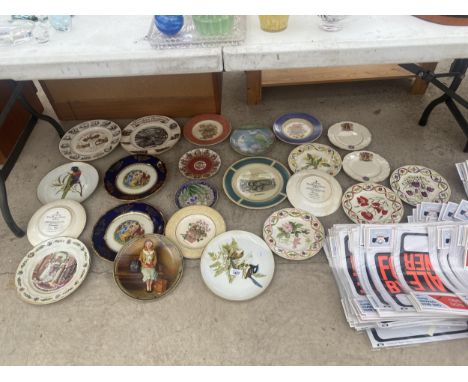 AN ASSORTMENT OF DECORATIVE CERAMIC PLATES TO INCLUDE VARIOUS WEDGWOOD 