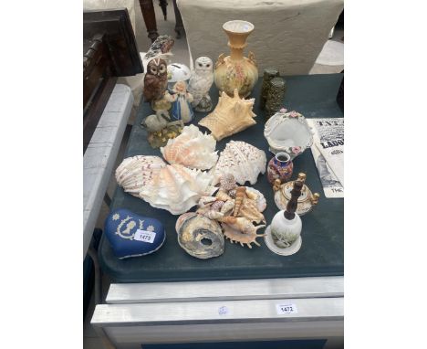 AN ASSORTMENT OF CERAMIC WARE TO INCLUDE A WEDGWOOD LIDDED TRINKET DISH, CARLTON WARE SALT AND PEPPER POTS AND VARIOUS SHELLS