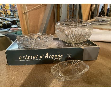 A COLLECTION OF ITEMS TO INCLUDE CRYSTAL GLASSES, CUT GLASS DECORATIVE DISHES AND CERAMIC VASES 