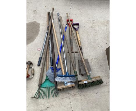 AN ASSORTMENT OF GARDEN TOOLS TO INCLUDE A FORK, SPADE AND BRUSHES ETC 