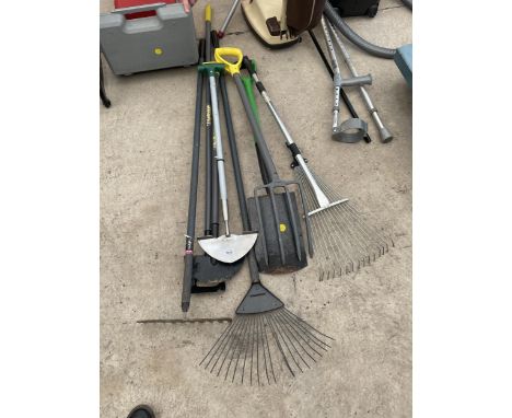 AN ASSORTMENT OF GARDEN TOOLS TO INCLUDE FORK, SPADE AND RAKES ETC 