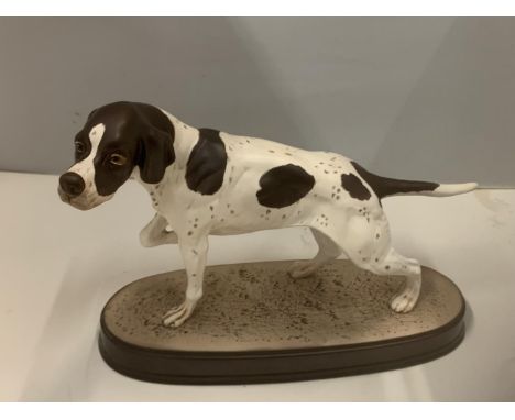 A BESWICK POINTER ON A CERAMIC PLINTH 