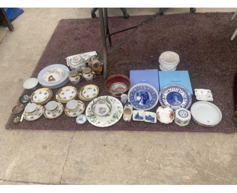 AN ASSORTMENT OF CERAMIC ITEMS TO INCLUDE WEDGWOOD PLATES, VARIOUS TRIOS AND PLATES ETC 