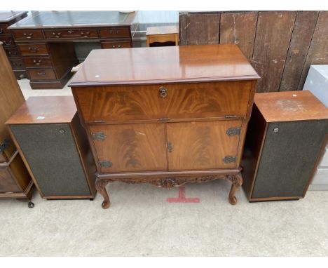 A MAHOGANY STEREO CABINET WITH TWO DYNATRON SPEAKERS AND TECHNICS COMPACT DISC CHARGER 