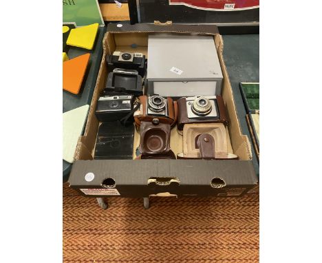 A QUANTITY OF VINTAGE CAMERAS TO INCLUDE AN ILFORD SPORTI IN CASE, A CASED GERMAN FELIC, A KODAK INSTAMATIC PLUS AN INDEX BOX