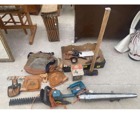 AN ASSORTMENT OF ITEMS TO INCLUDE A SLEDGE HAMMER, AN ELECTRIC HEDGE TRIMMER AND A TOOL BELT ETC 