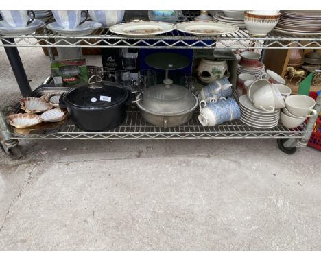 AN ASSORTMENT OF ITEMS TO INCLUDE CERAMIC DISHES, A CAKE STAND AND PANS ETC 