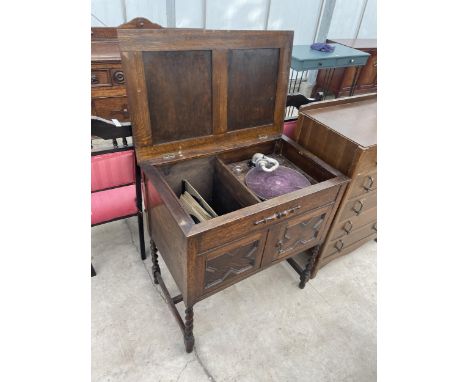 AN EARLY 20TH CENTURY OAK WIND-UP GRAMOPHONE CABINET ON BARLEYTWIST LEGS (THE ALTONA, MAGNUM) 