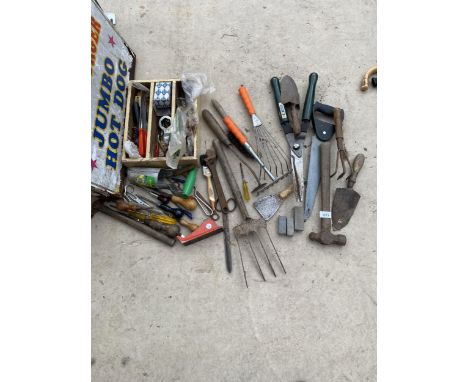 AN ASSORTMENT OF HAND TOOLS TO INCLUDE GARDEN SHEARS, HAMMERS AND SCREW DRIVERS ETC 