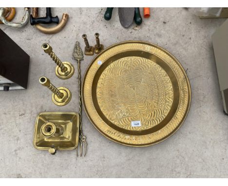 AN ASSORTMENT OF BRASS ITEMS TO INCLUDE A CHARGER, CANDLESTICKS AND A TOASTING FORK 
