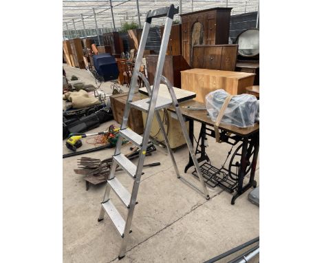 A FOUR RUNG ALLUMINIUM STEP LADDER 