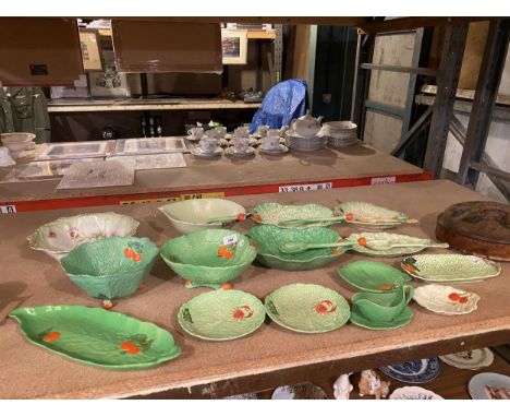 A LARGE QUANTITY OF GREEN LEAF INSPIRED ITEMS TO INCLUDE CARLTONWARE, CROWN DEVON FIELDINGS, ETC 