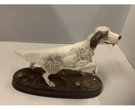 A BESWICK ENGLISH SETTER ON A CERAMIC PLINTH 