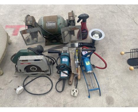 AN ASSORTMENT OF TOOLS TO INCLUDE A MAKITA GRINDER, A BENCH GRINDER AND A BOSCH CIRCULAR SAW ETC 