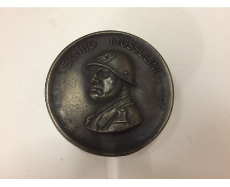 A GERMAN STYLE SNUFF BOX DEPICTING BENITO MUSSOLINI 