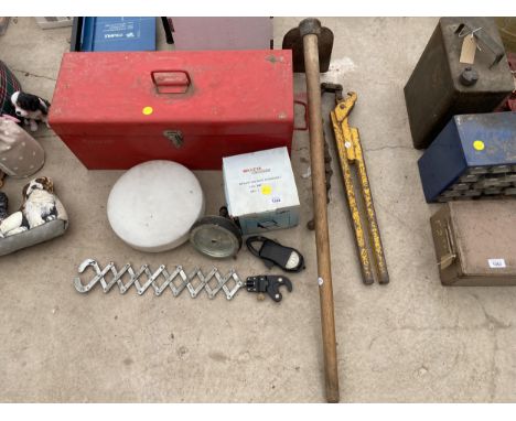 AN ASSORTMENT OF ITEMS TO INCLUDE A TOOL BOX, A FLOODLIGHT AND VARIOUS TOOLS ETC 