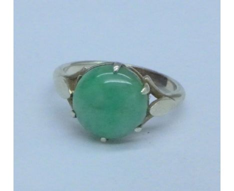 A white metal and jade ring, 3.5g, N