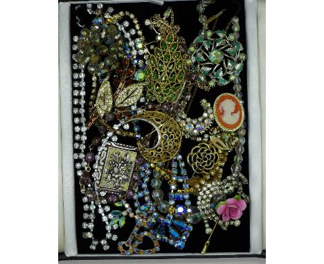 Vintage jewellery including necklaces and brooches