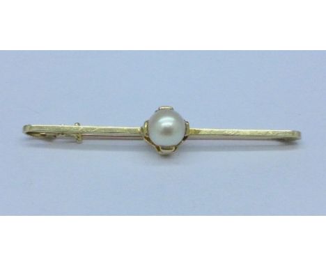 A 15ct gold and pearl brooch, 3.8g