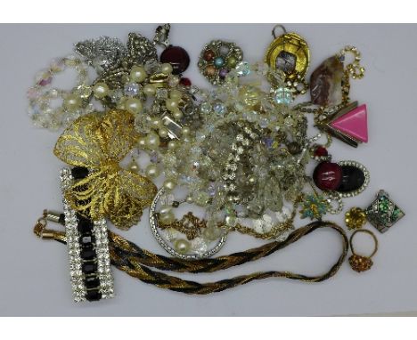 A collection of vintage jewellery