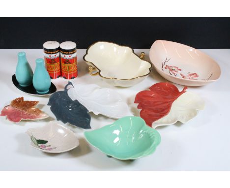 Group of 20th century ceramics to include Carltonware Beefeater cruet set, two tone cruet set, hand painted leaf dishes, gold