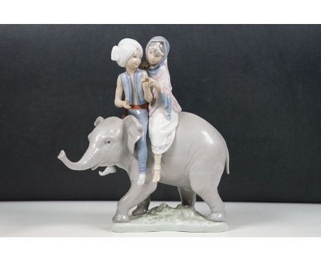 Lladro Hindu children boy and girl atop an elephant figurine, 5352, H 23cm