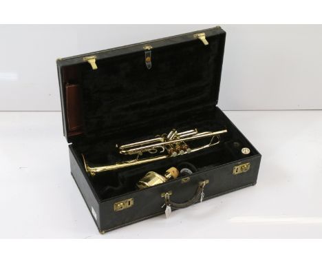 Boxed / cased Getzen 300 Series (Elkhorn, Wis. USA) trumpet, Serial No. K76485, with mouthpiece and accessories in fitted Get