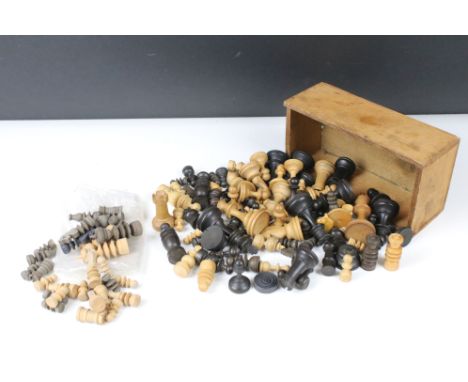 Chess set of small proportions (complete) and a large quantity of chess pieces from various incomplete sets (1 bag) 