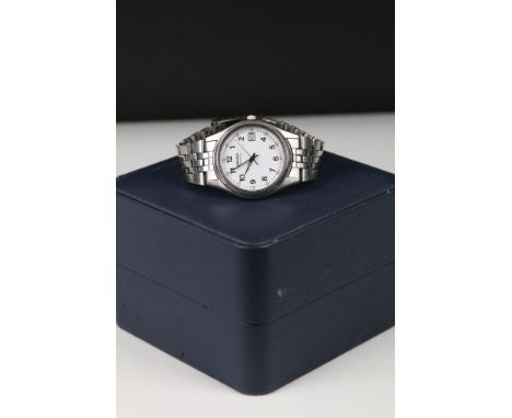Seiko Quartz wrist watch, the white dial with Arabic numerals and date aperature, no. 939250, on a stainless strap, in case w
