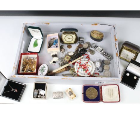 Mixed collectables including silver jewellery, silver thimbles, snuff and pill boxes