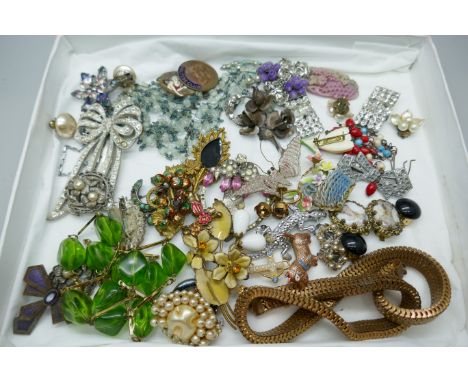 A collection of vintage costume jewellery 