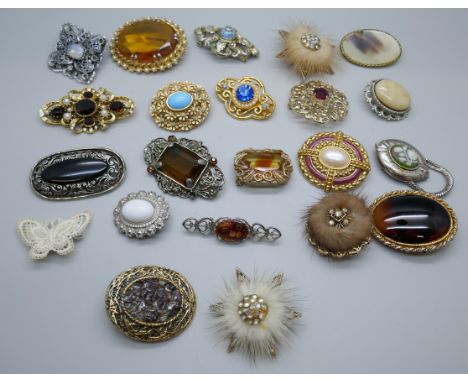 Twenty-two vintage brooches 