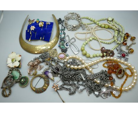 A collection of costume jewellery including a silver gilt ring and other vintage costume jewellery 