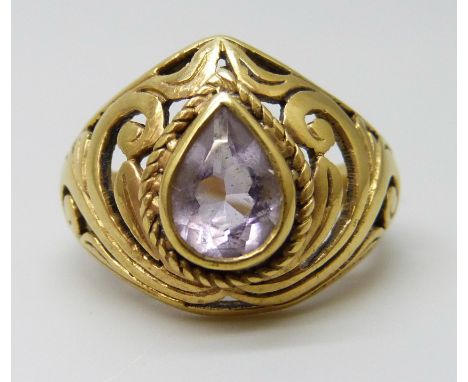 A silver gilt pear shaped amethyst ring, K