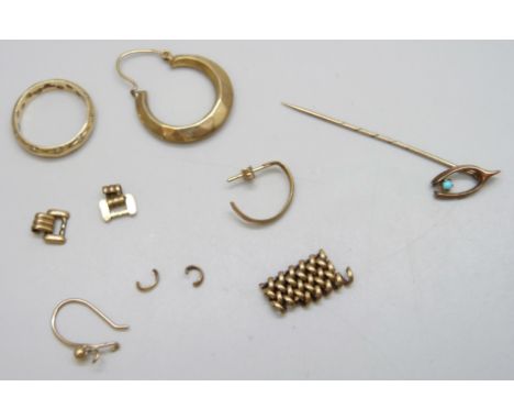 A 9ct gold ring, 2.6g, a 9ct gold topped wishbone pin, a single 9ct gold earring, a 9ct gold hook etc., 4.9g excluding ring a