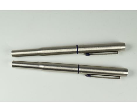 VINTAGE PRE 1980 STAINLESS STEEL PARKER 25 FOUNTAIN PEN together with a 1996 stainless steel Parker 25 rollerball pen, both w