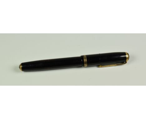 A VINTAGE BLACK PARKER VACUMATIC FOUNTAIN PEN with original two-tone 14ct gold nib (three cap rings)
