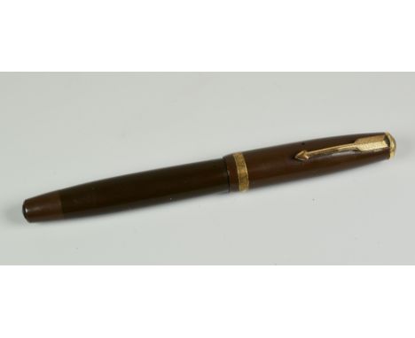 A VINTAGE CHOCOLATE BROWN PARKER DUOFOLD STANDARD with an original 14ct gold nib, in original box