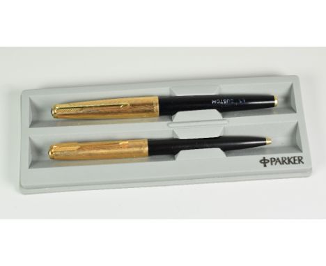 A VINTAGE BLACK PARKER 65 CUSTOM INSIGNIA FOUNTAIN PEN &amp; BALLPOINT PEN SET with 12ct rolled gold caps and chalk marks.