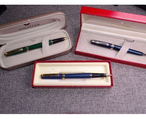 MODERN LEAF GREEN LACQUER SHEAFFER PRELUDE ROLLERBALL PEN with 23ct electroplated gold trim &amp; a pearled inset to the end 