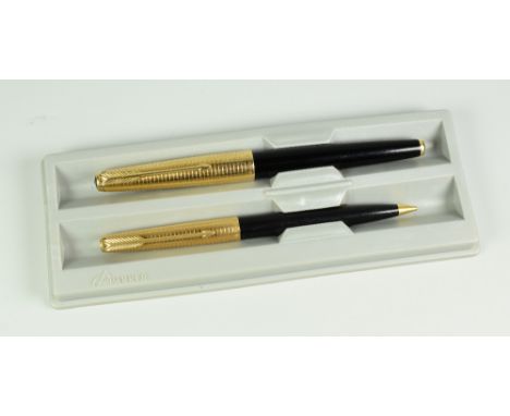 A VINTAGE BLACK PARKER 65 CONSORT INSIGNIA FOUNTAIN PEN &amp; PENCIL SET with 12ct rolled gold caps, boxed
