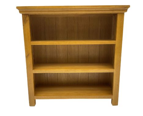 Light oak open bookcaseDimensions: Height:&nbsp;80cm&nbsp; Length/Width:&nbsp;80cm&nbsp; Depth/Diameter:&nbsp;25cm