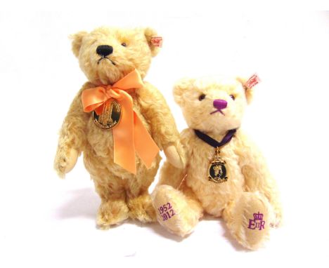 TWO STEIFF COLLECTOR'S TEDDY BEARS  comprising 'William &amp; Catherine, The Royal Wedding' (EAN 662713), Danbury Mint exclus