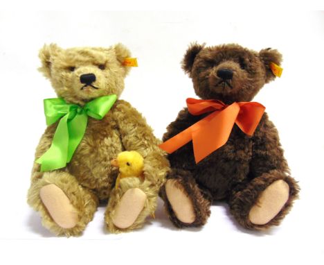 TWO STEIFF COLLECTOR'S TEDDY BEARS  comprising 'Dylan' (EAN 654466), Danbury Mint exclusive, green-brown, serial no.5018, wit