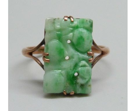 A 9ct gold and carved jade ring, 2.4g, P 