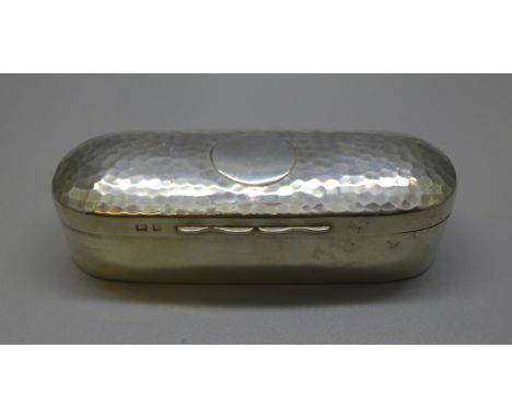 A silver hammered Arts and Crafts snuff box, Birmingham 1906, 60g 