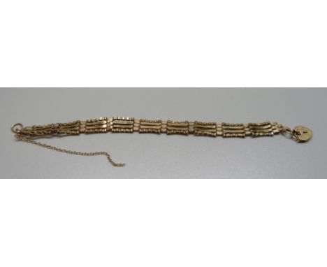 A 9ct gold gate bracelet, 7.2g 